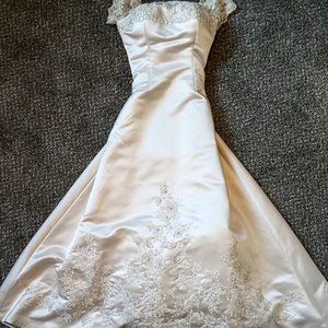 BEAUTIFUL CURVE SHAPING WEDDING GOWN